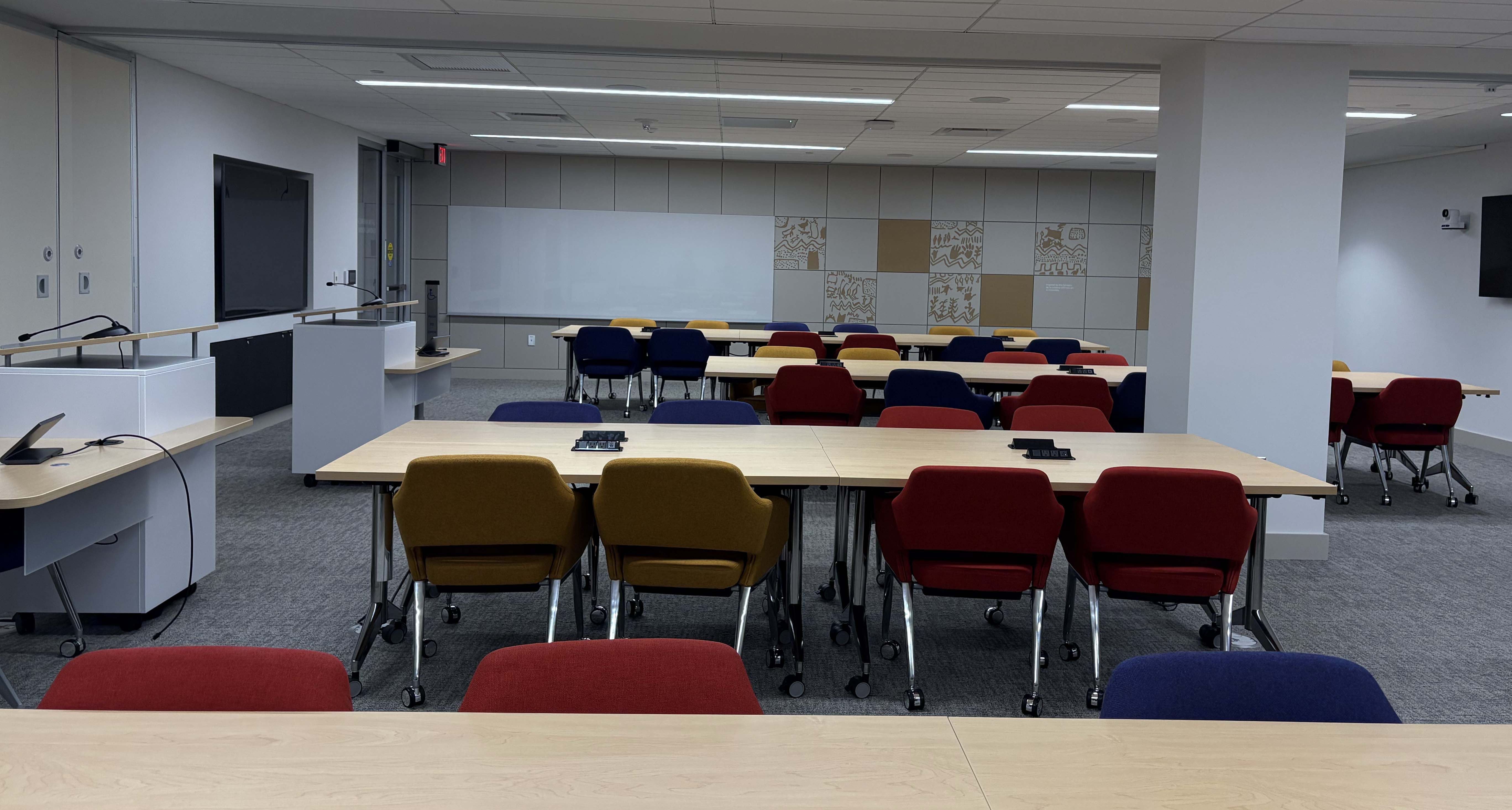 The Latin American reading room on the ground floor can be used for studying or reserved for meetings. Latin American reading room